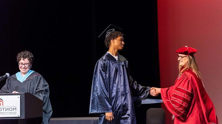 graduate shaking hands with college president